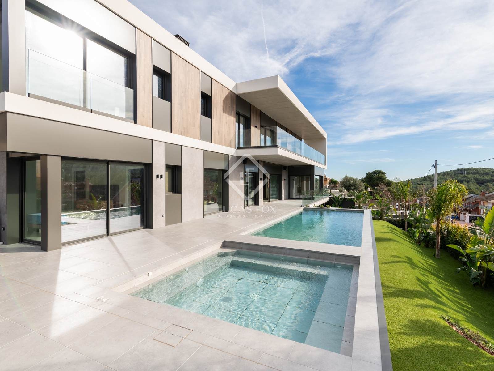 Vista exterior de Casa o xalet de lloguer en Gavà amb Terrassa, Piscina i Balcó