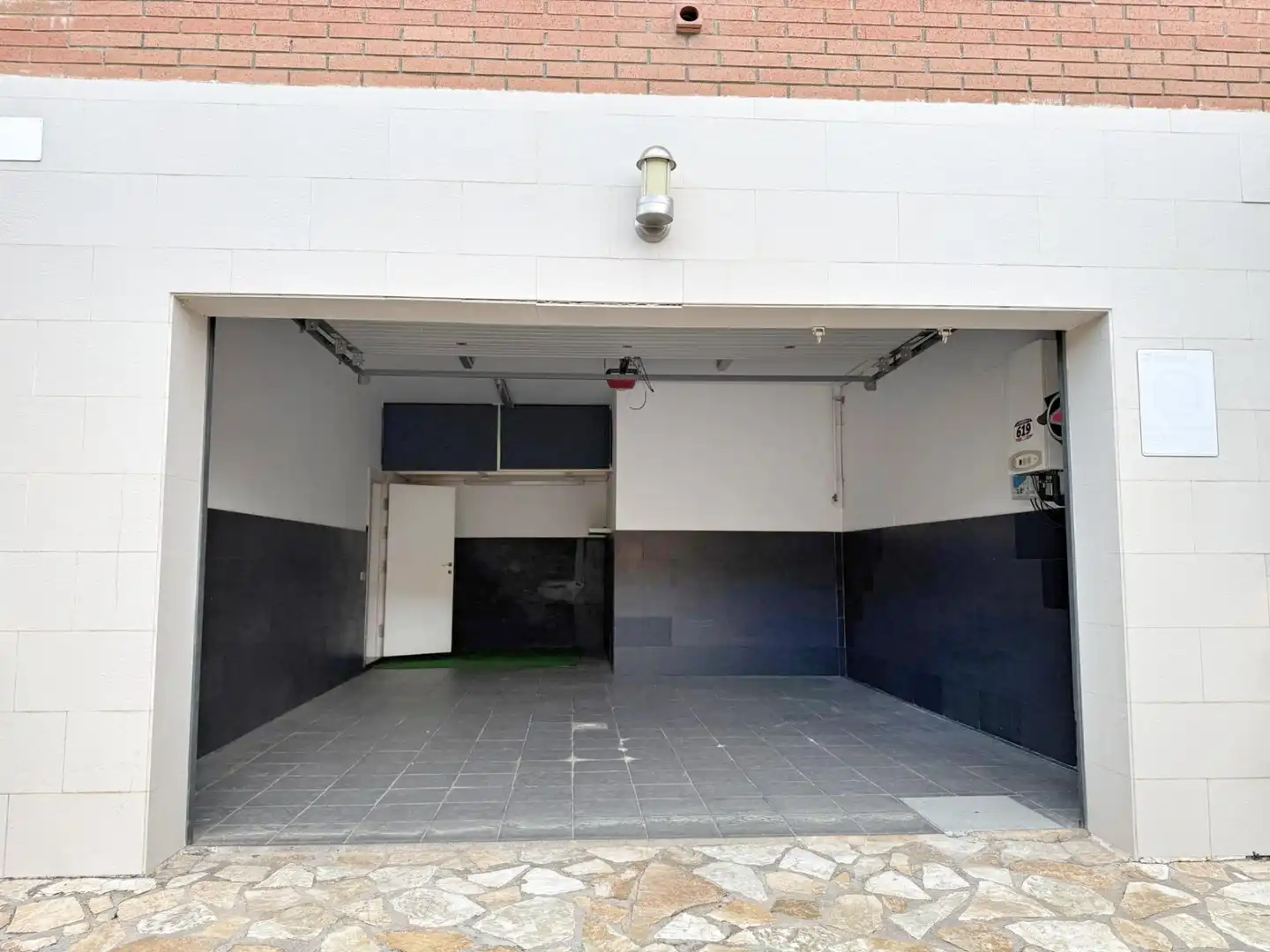 Parkplatz von Einfamilien-Reihenhaus zum Verkauf in Sant Vicenç de Montalt mit Heizung, Privatgarten und Schwimmbad