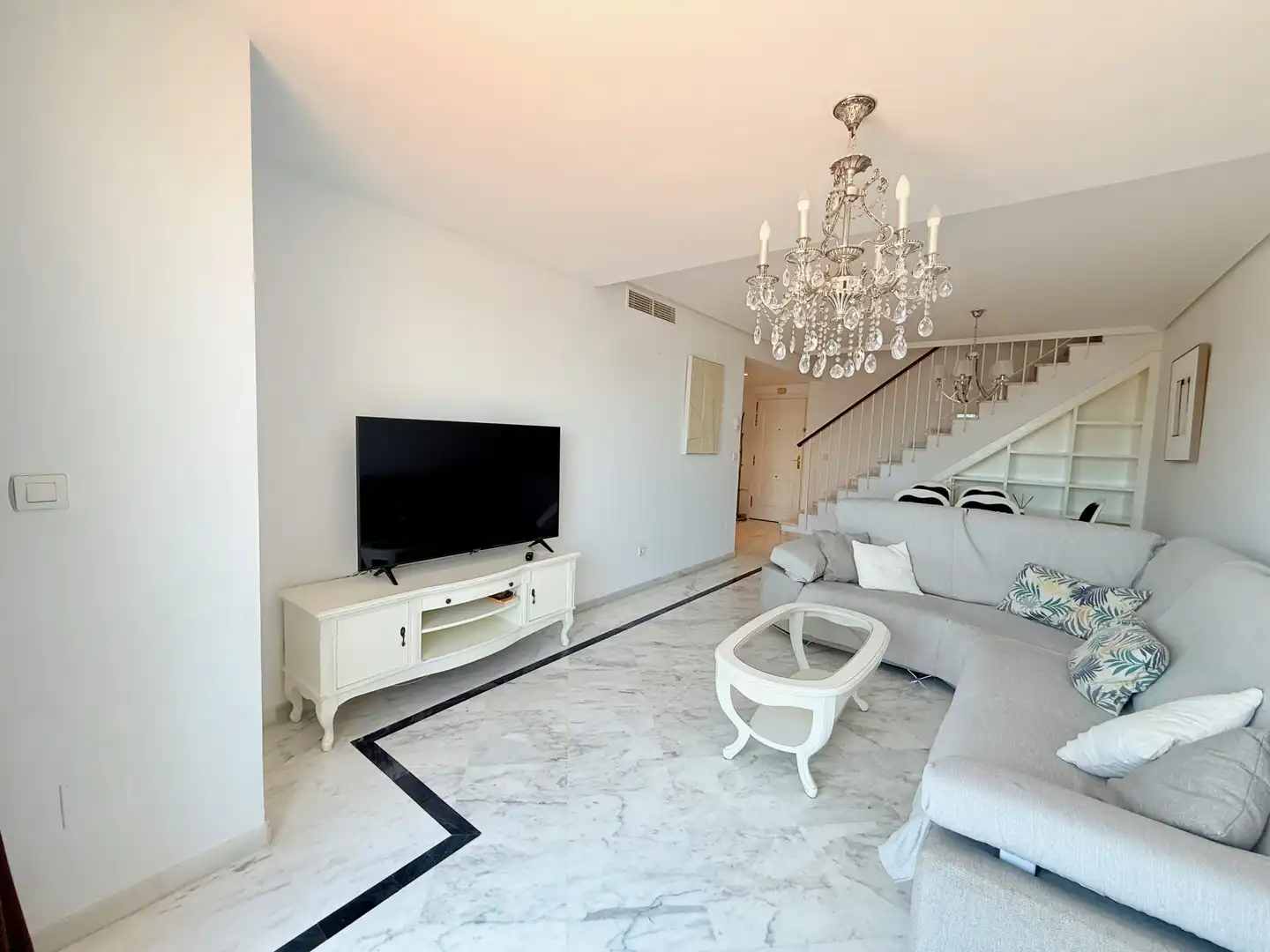 Wohnzimmer von Maisonette zur Miete in Marbella mit Heizung, Abstellraum und Schwimmbad