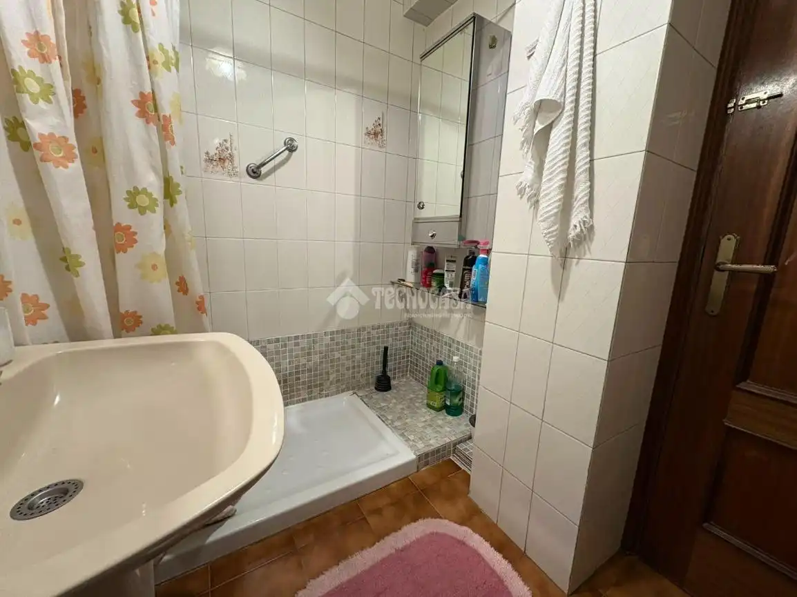 Bathroom of Flat for sale in Madrid  with Air Conditioner and Heating