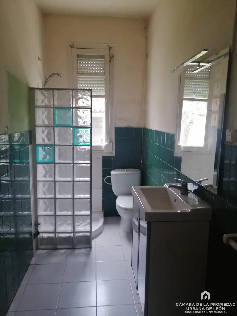 Badezimmer von Einfamilien-Reihenhaus zum Verkauf in San Andrés del Rabanedo