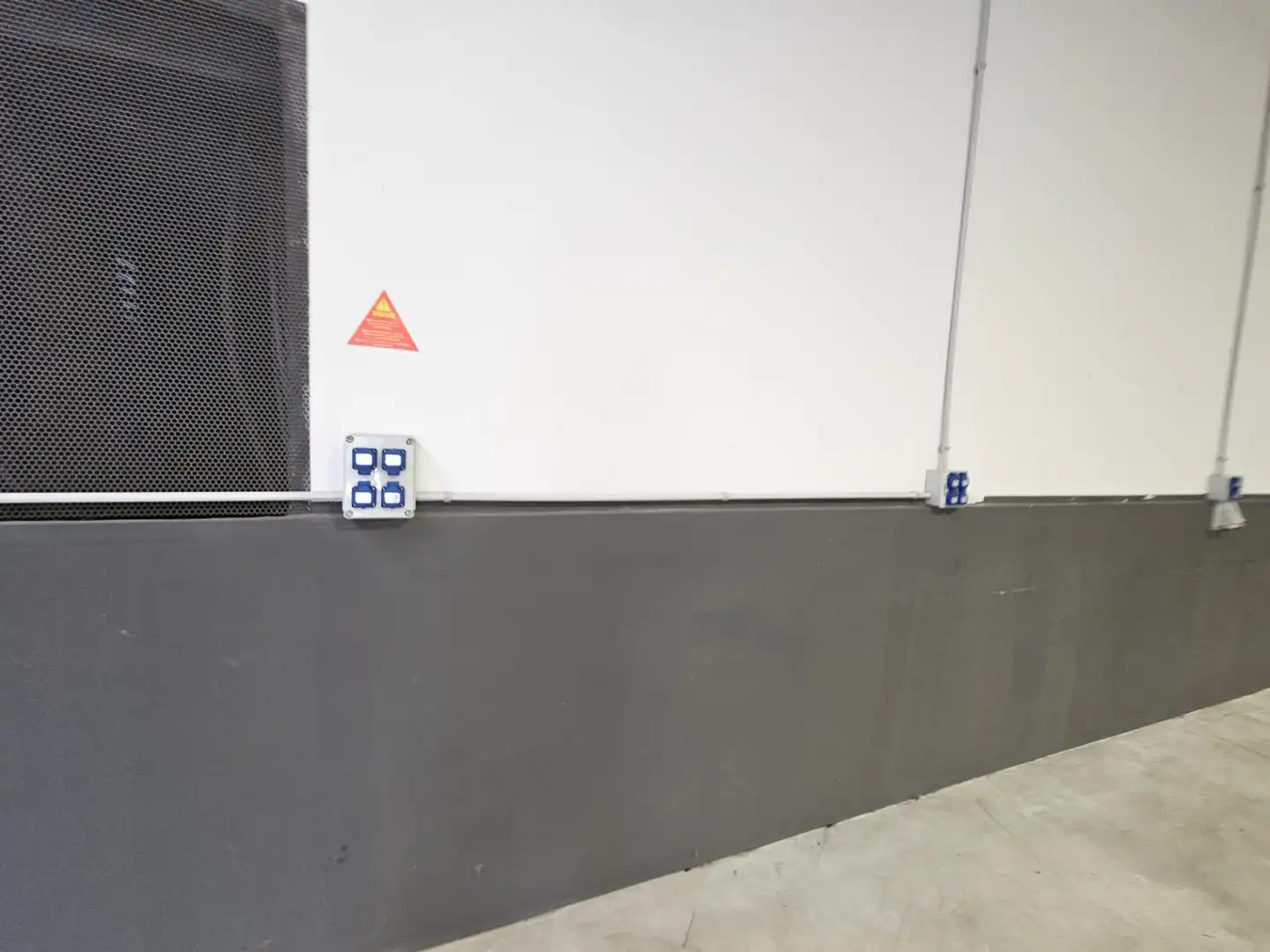 Parkplatz von Fabrikhallen zur Miete in Terrassa mit Heizung und Alarm