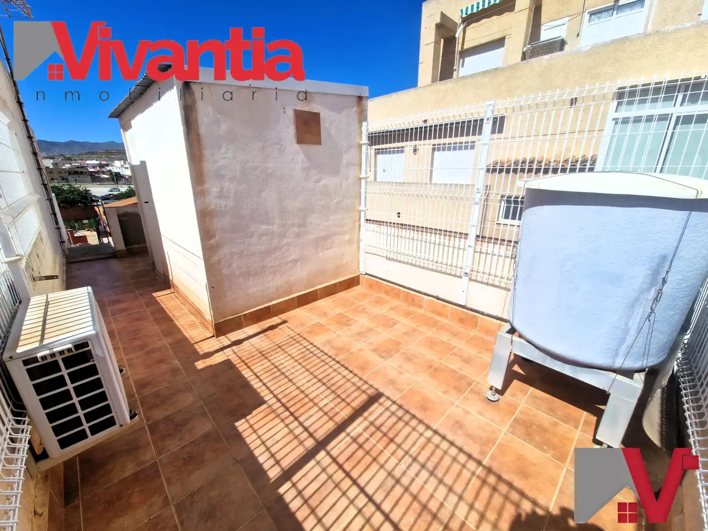 Außenansicht von Einfamilien-Reihenhaus zum Verkauf in Águilas mit Klimaanlage, Terrasse und Abstellraum