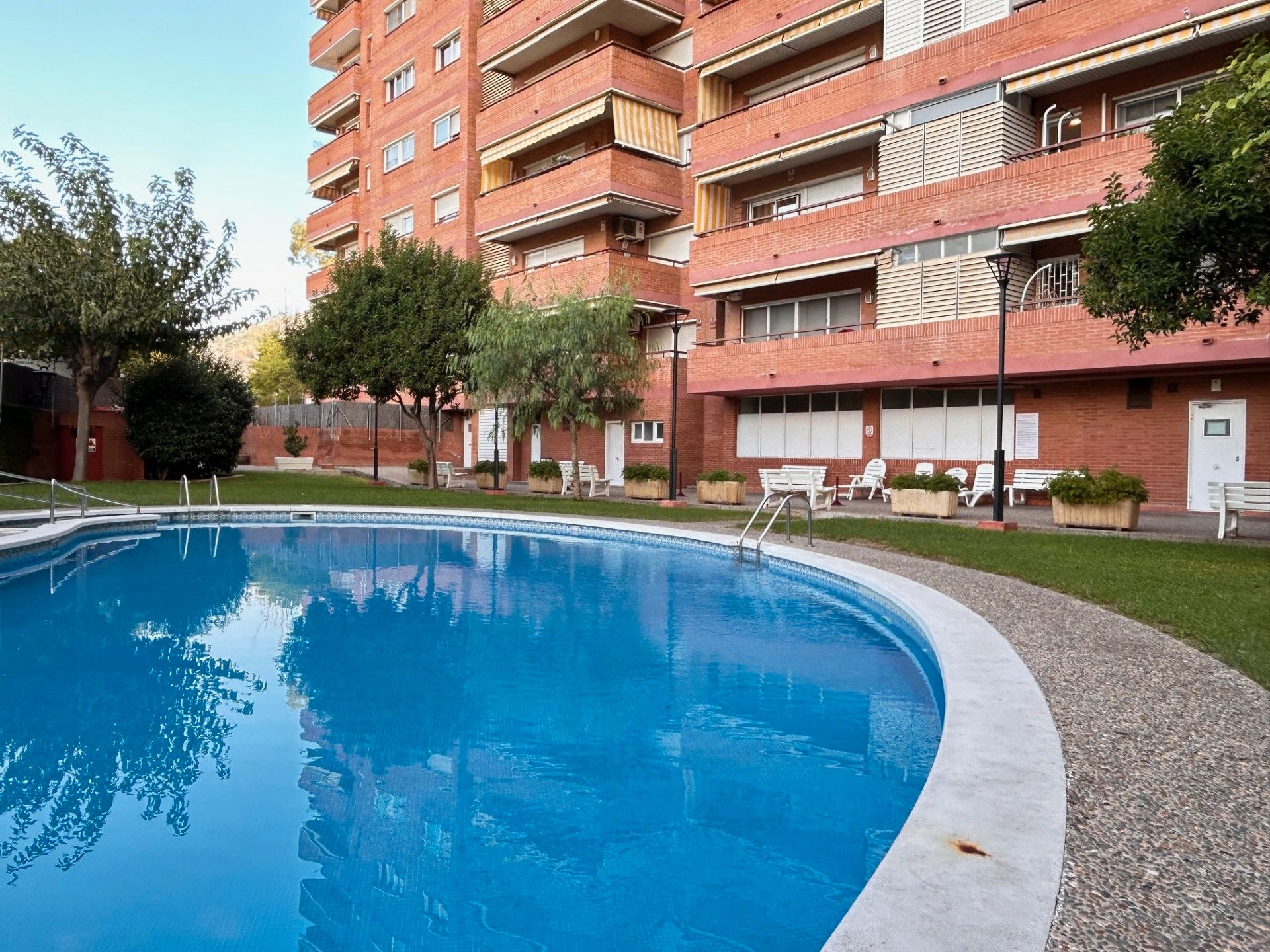 Swimming pool of Flat for sale in  Barcelona Capital  with Air Conditioner, Heating and Private garden
