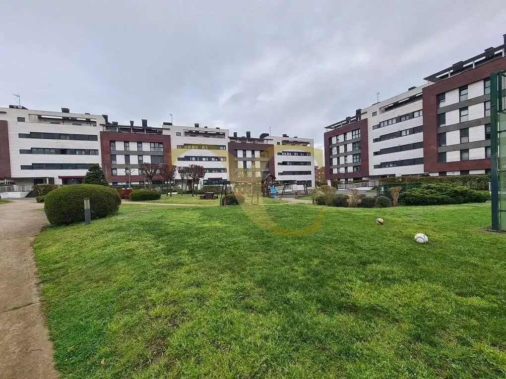 Außenansicht von Wohnung zum Verkauf in Oviedo  mit Heizung, Privatgarten und Terrasse