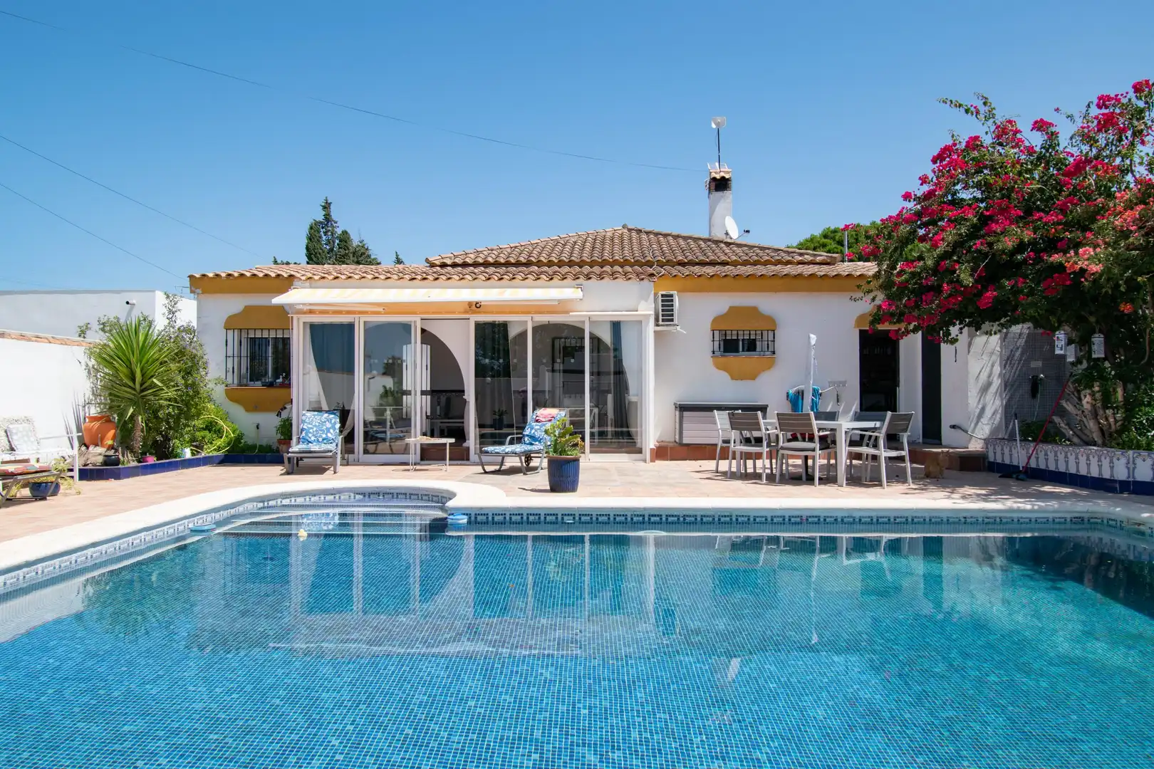 Vista exterior de Casa o xalet en venda en Chiclana de la Frontera