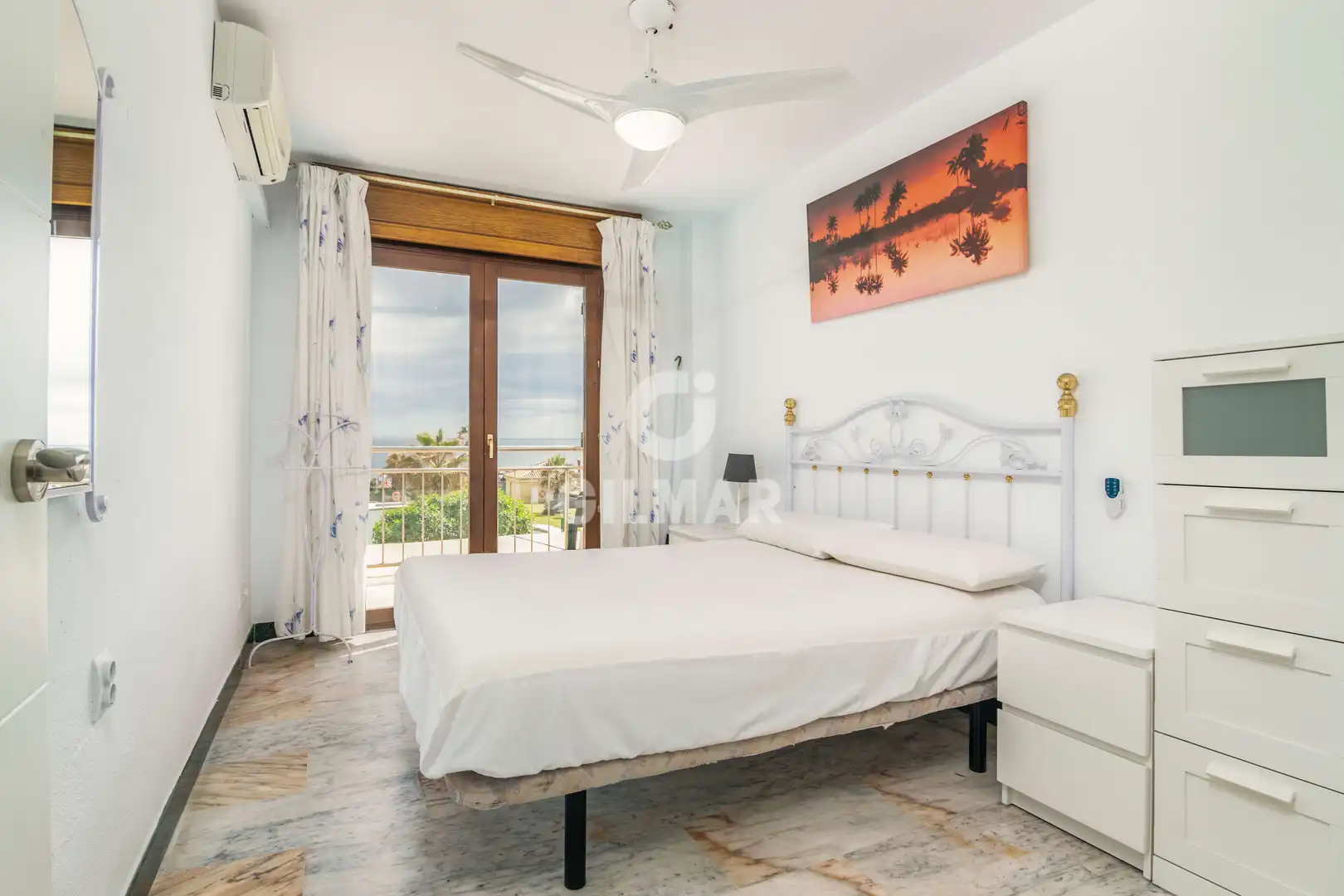 Schlafzimmer von Einfamilien-Reihenhaus zum Verkauf in Manilva mit Heizung, Privatgarten und Schwimmbad
