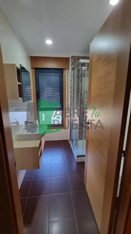 Badezimmer von Wohnung zur Miete in Allariz mit Heizung, Parkett und Möbliert