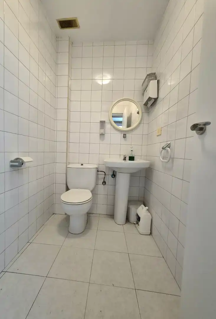 Badezimmer von Geschaftsraum zur Miete in Carreño
