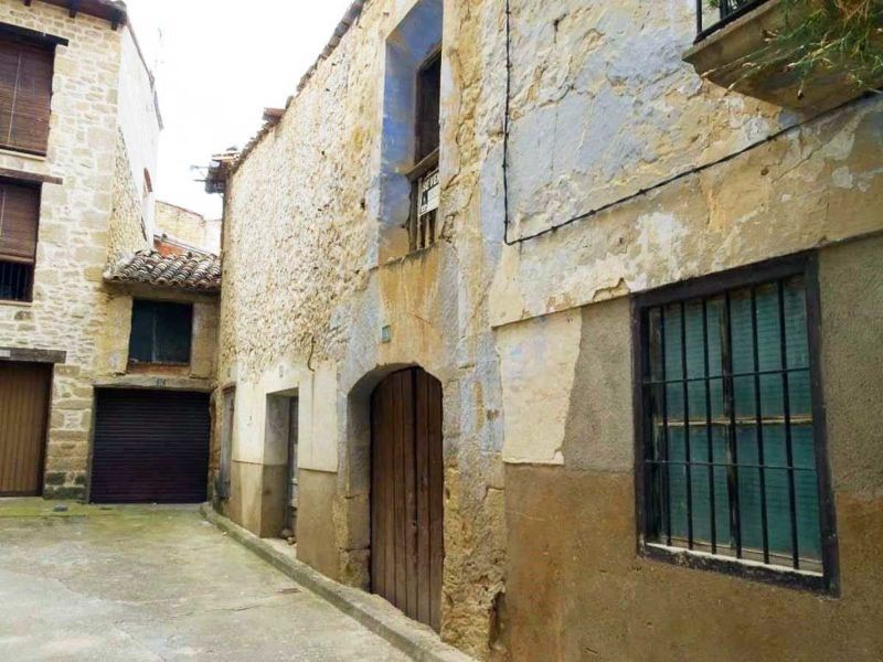 Vista exterior de Casa adosada en venda en Torre del Compte amb Jardí privat