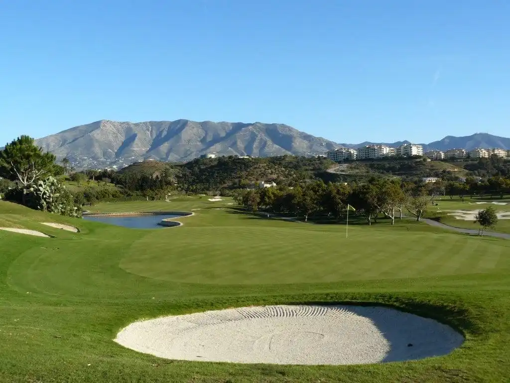 Vista exterior de Ático en venta en Mijas con Aire acondicionado, Calefacción y Jardín privado