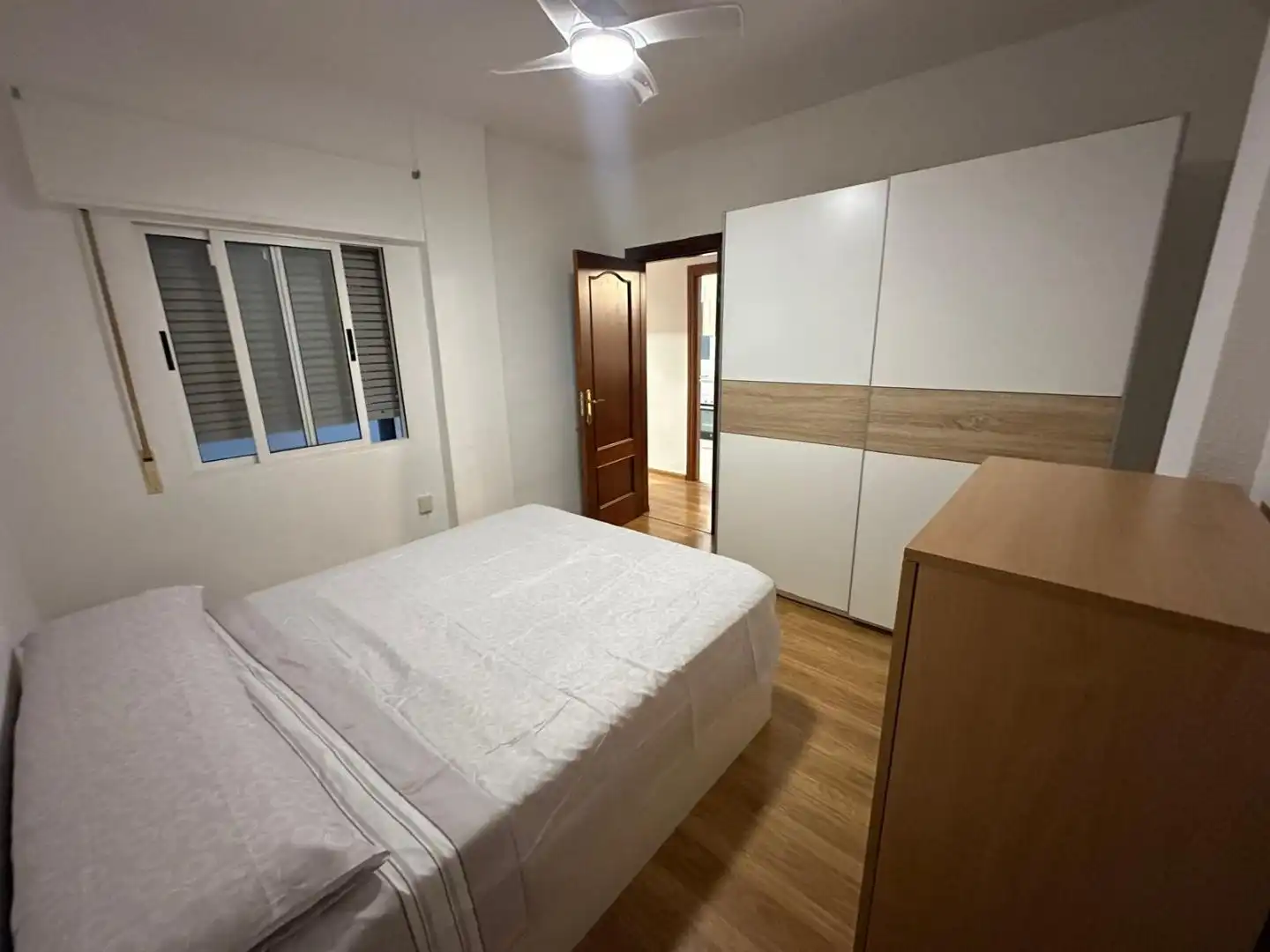 Habitación de Piso de alquiler en  Granada Capital con Aire acondicionado y Balcón