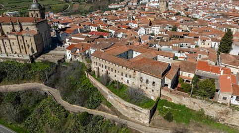 Antiguo seminario con claustro y capilla en el centro de Coria