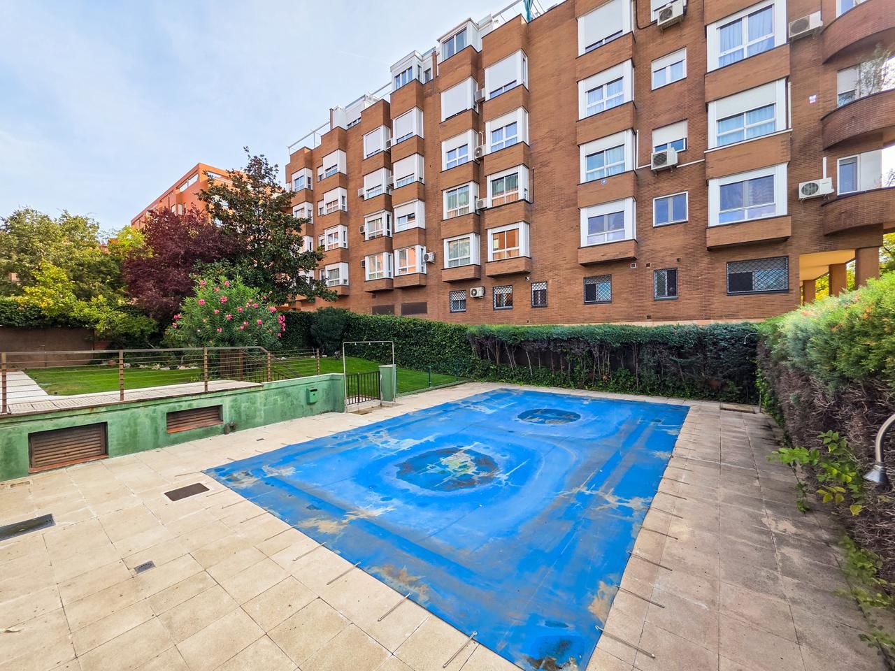Swimming pool of Flat for sale in  Madrid Capital  with Air Conditioner, Heating and Private garden