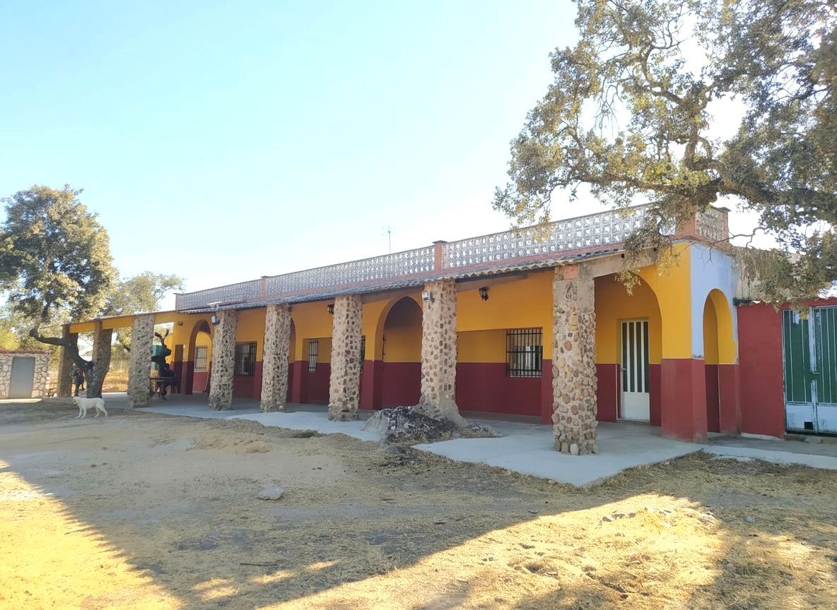 Exterior view of Country house for sale in Valverde de Mérida  with Air Conditioner and Furnished