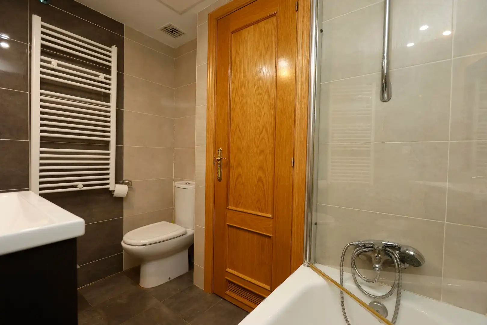 Baño de Apartamento en venta en Zaragoza con Aire acondicionado, Calefacción y Horno