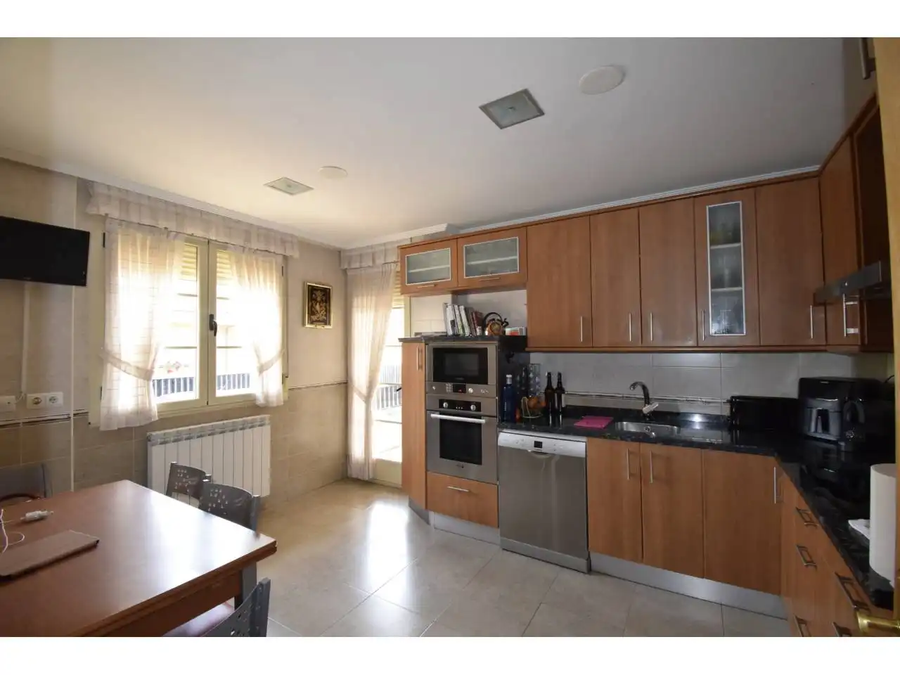 Cuina de Casa o xalet en venda en León Capital  amb Calefacció, Parquet i Terrassa