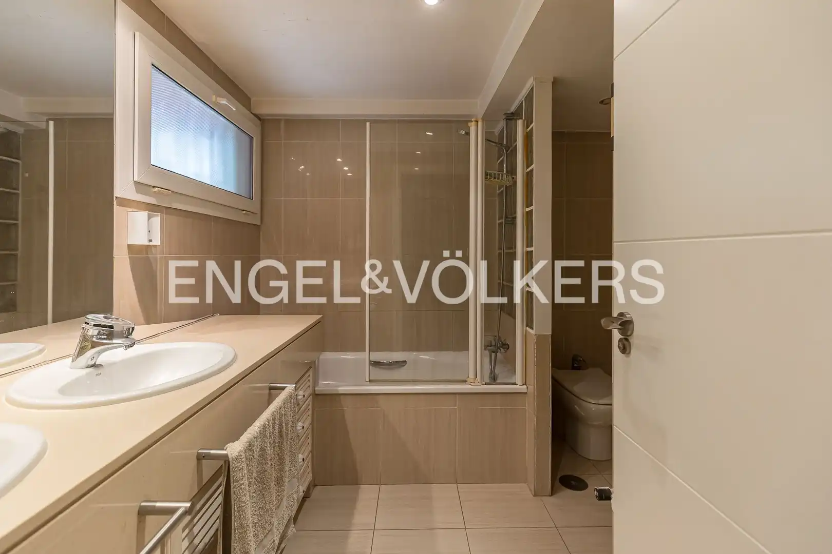 Badezimmer von Wohnung zum Verkauf in Madrid mit Klimaanlage, Heizung und Parkett
