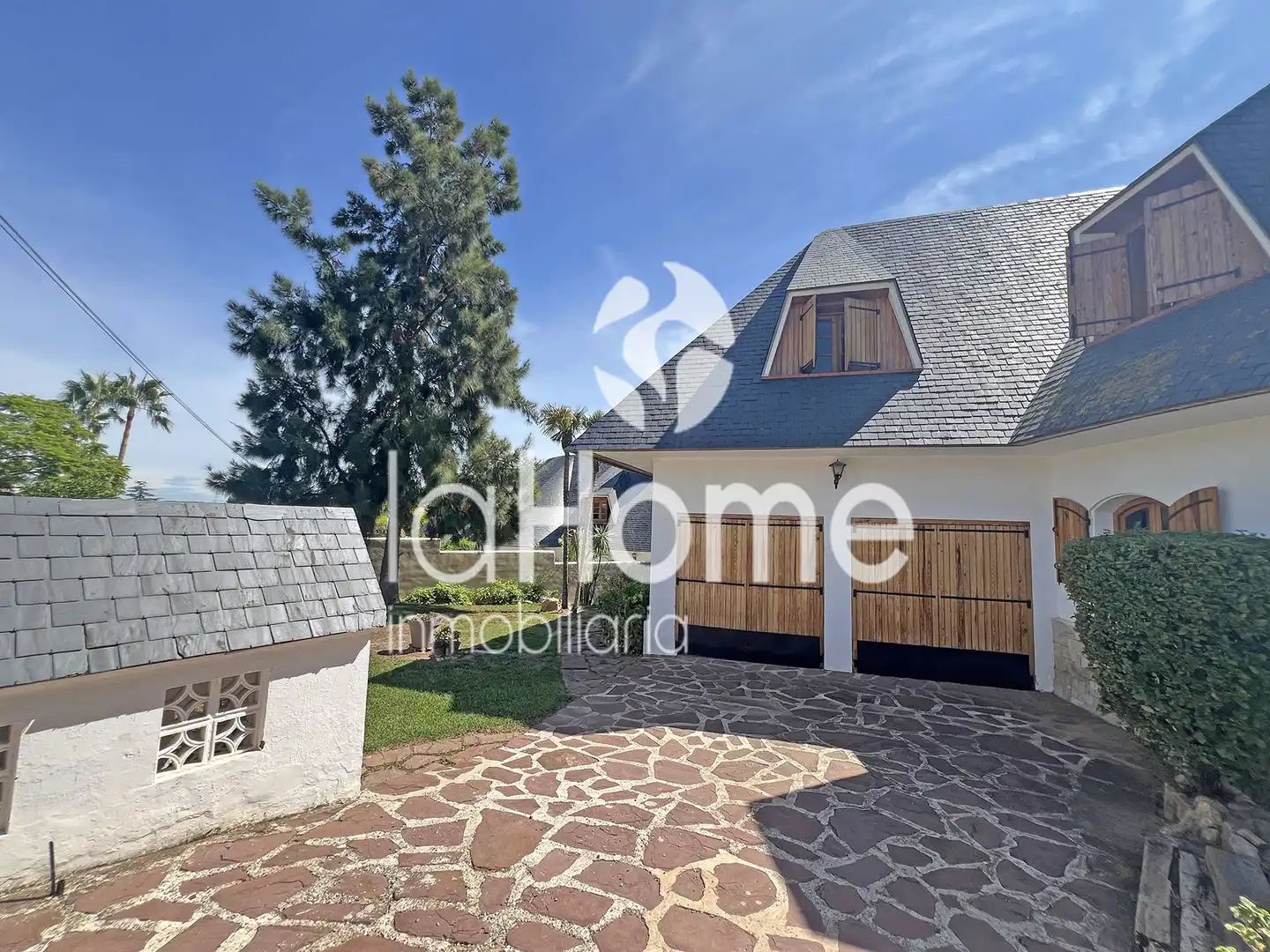 Vista exterior de Casa o xalet en venda en Chiva amb Aire condicionat, Calefacció i Jardí privat