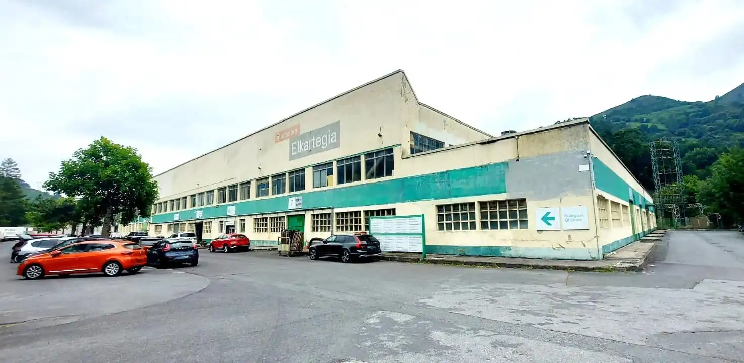 Vista exterior de Nau industrial en venda en Alonsotegi