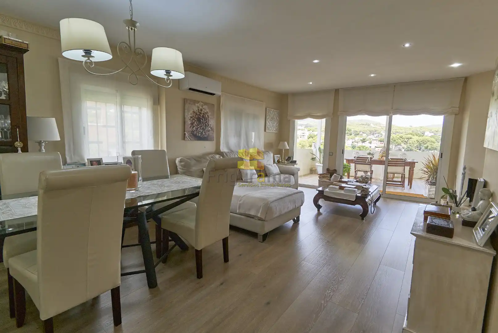 Sala d'estar de Casa o xalet en venda en Castelldefels amb Aire condicionat, Calefacció i Jardí privat