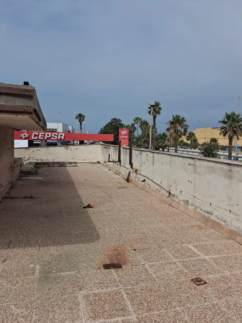 Vista exterior de Local de alquiler en Cádiz