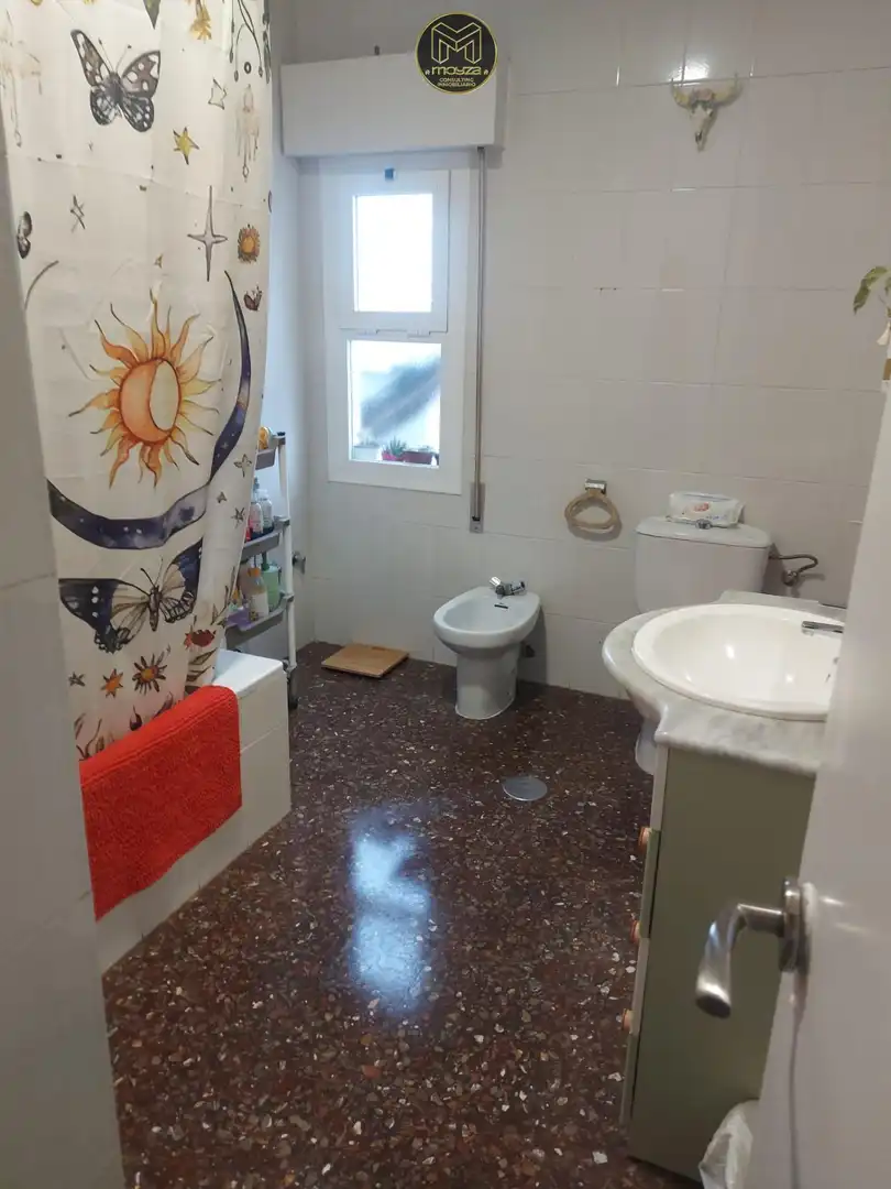 Baño de Piso en venta en La Guardia de Jaén con Aire acondicionado, Terraza y Amueblado