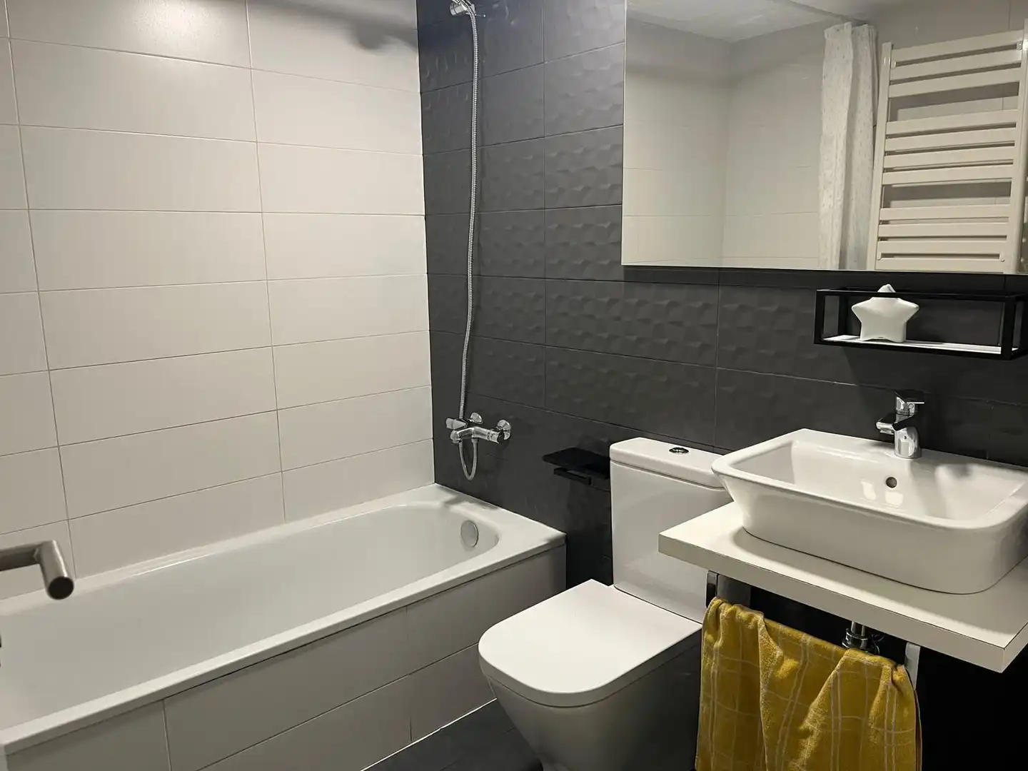 Badezimmer von Wohnung zum Verkauf in Torremolinos mit Klimaanlage, Terrasse und Abstellraum