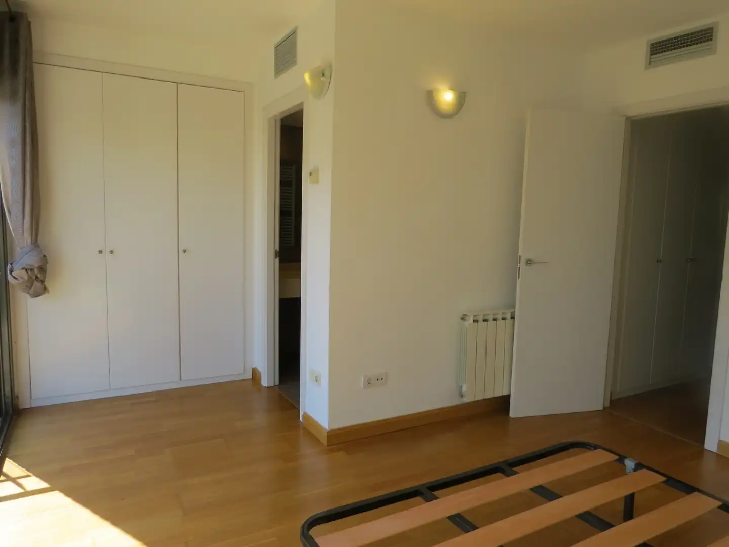 Schlafzimmer von Einfamilien-Reihenhaus zum Verkauf in Sant Andreu de Llavaneres mit Klimaanlage, Heizung und Parkett