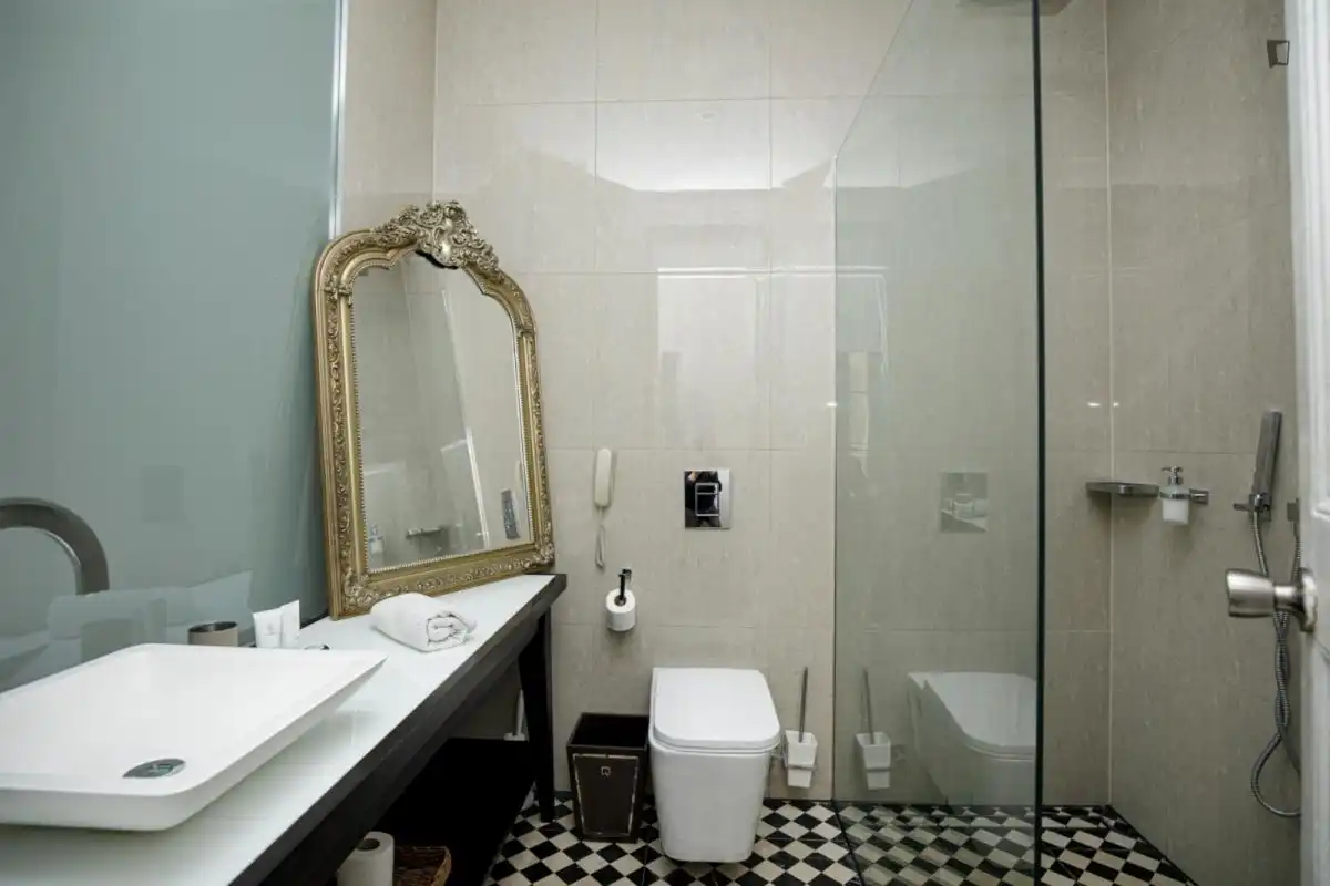 Bany de Apartament de lloguer en Barcelona amb Aire condicionat, Calefacció i Moblat
