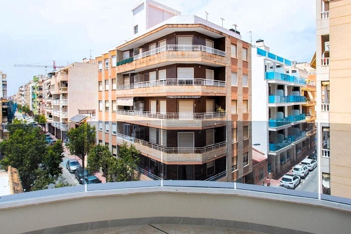 Vista exterior de Apartamento en venta en Torrevieja con Aire acondicionado, Balcón y Piscina comunitaria