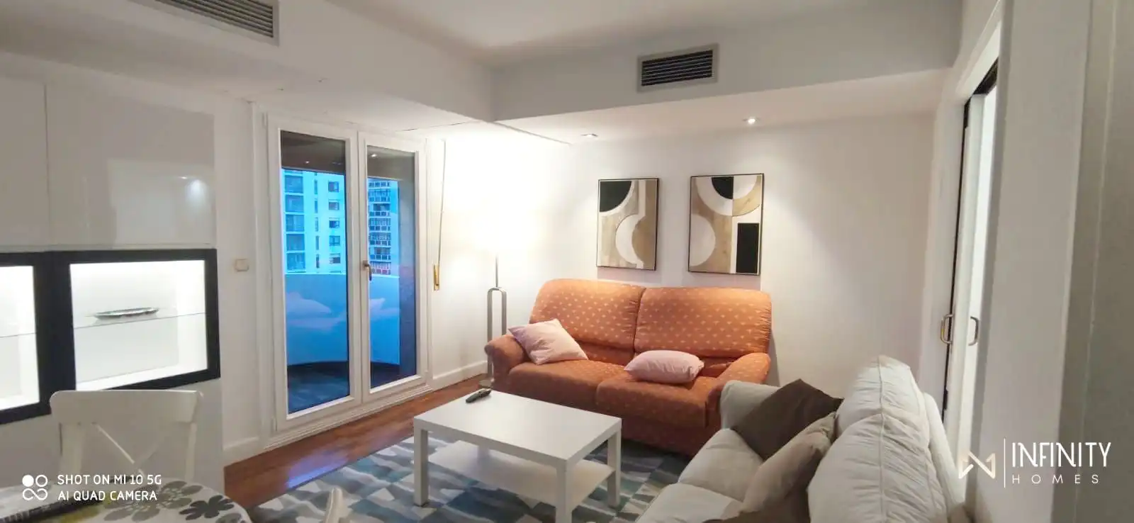 Sala d'estar de Apartament de lloguer en Bilbao  amb Aire condicionat, Calefacció i Balcó