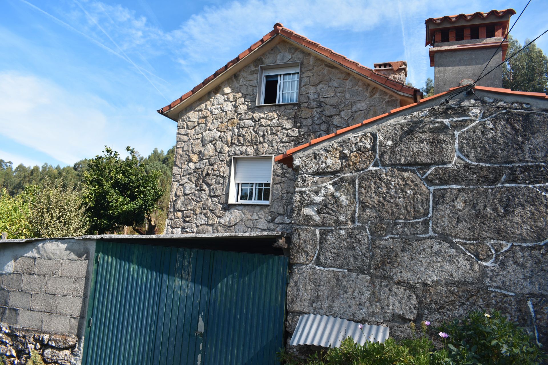 Vista exterior de Casa o xalet en venda en A Cañiza   amb Jardí privat, Traster i Moblat