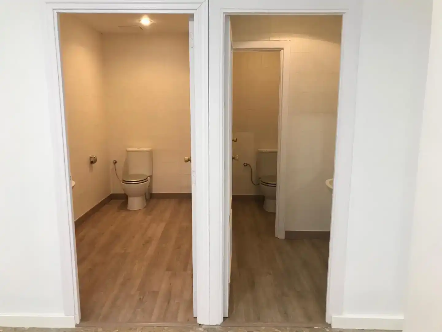 Badezimmer von Geschaftsraum zur Miete in Ciudad Real mit Parkett
