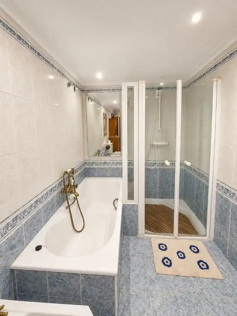 Badezimmer von Wohnung zur Miete in Siero mit Klimaanlage