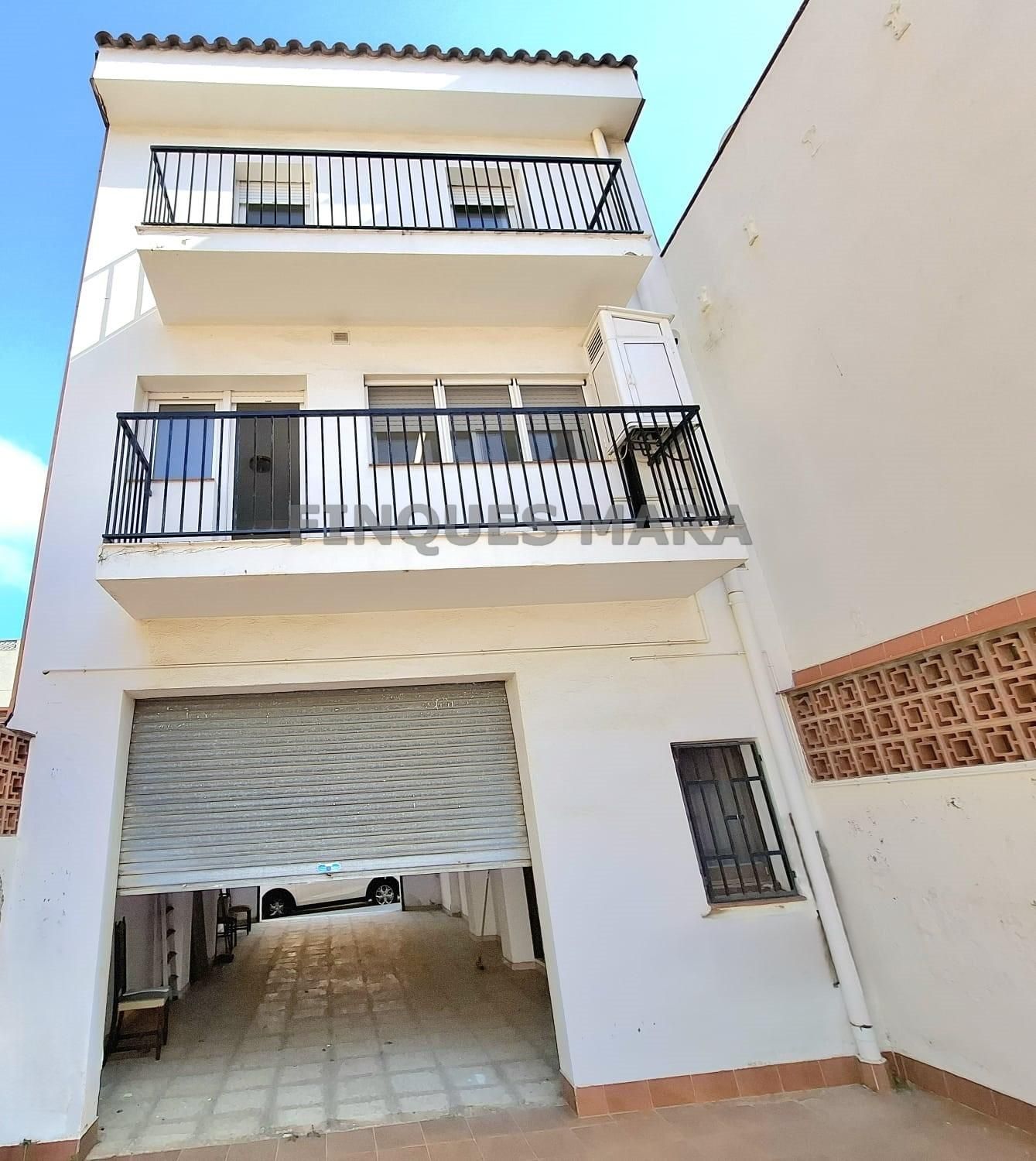 Vista exterior de Casa o xalet en venda en Sant Boi de Llobregat amb Calefacció, Terrassa i Balcó