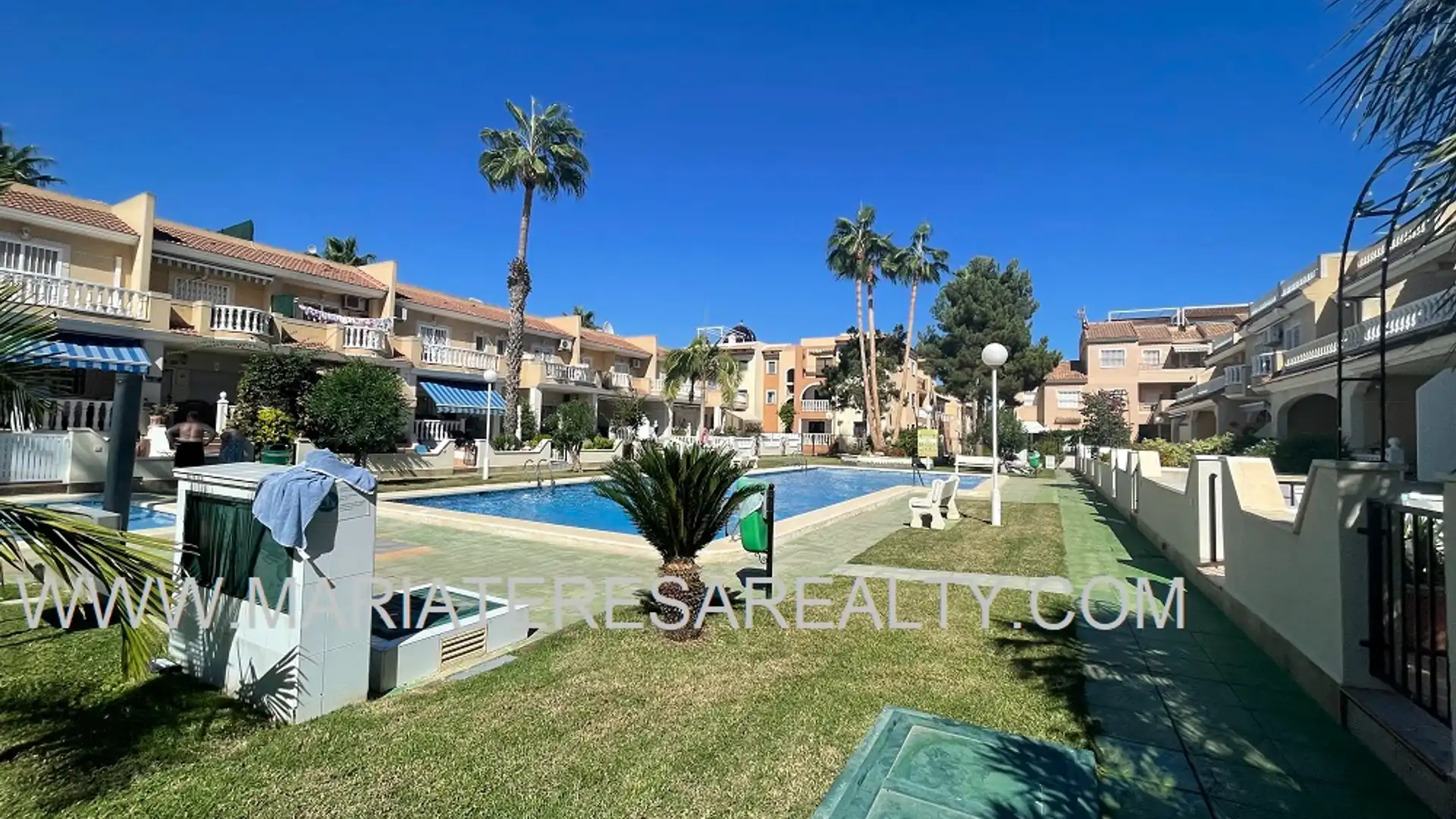 Vista exterior de Casa adosada en venda en Los Alcázares amb Aire condicionat, Jardí privat i Terrassa