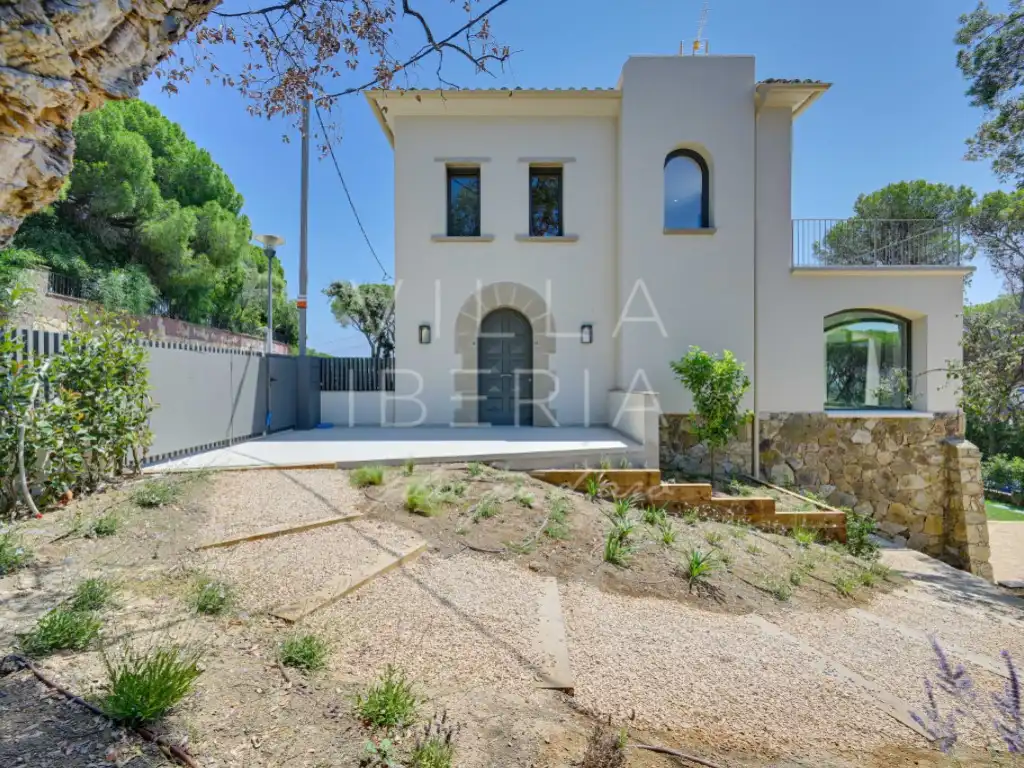 Vista exterior de Casa o xalet en venda en Castell d'Aro, Platja d'Aro i s'Agaró amb Aire condicionat, Calefacció i Jardí privat