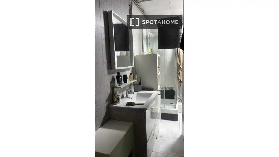 Bathroom of Flat for rent in Barcelona  with Air Conditioner, Heating and Furnished