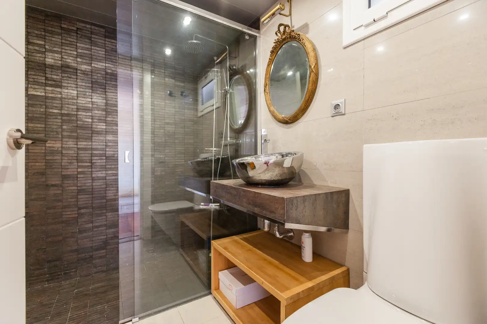 Badezimmer von Dachboden zum Verkauf in Barcelona mit Klimaanlage, Terrasse und Abstellraum