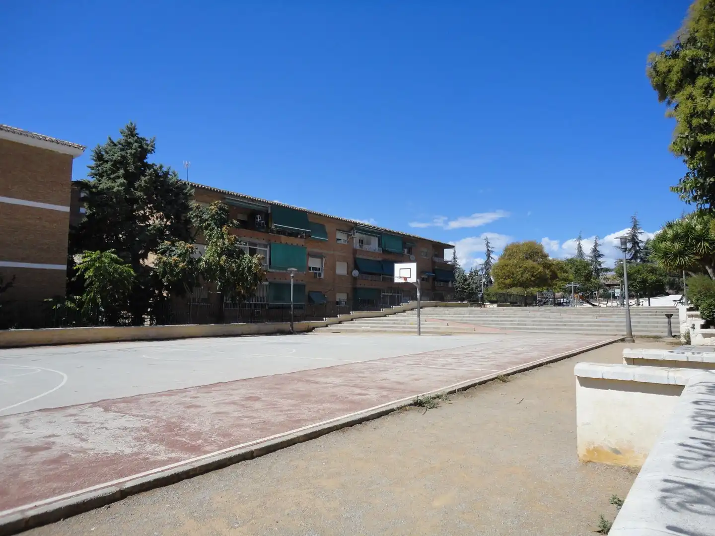 Vista exterior de Àtic de lloguer en Granada amb Terrassa i Moblat