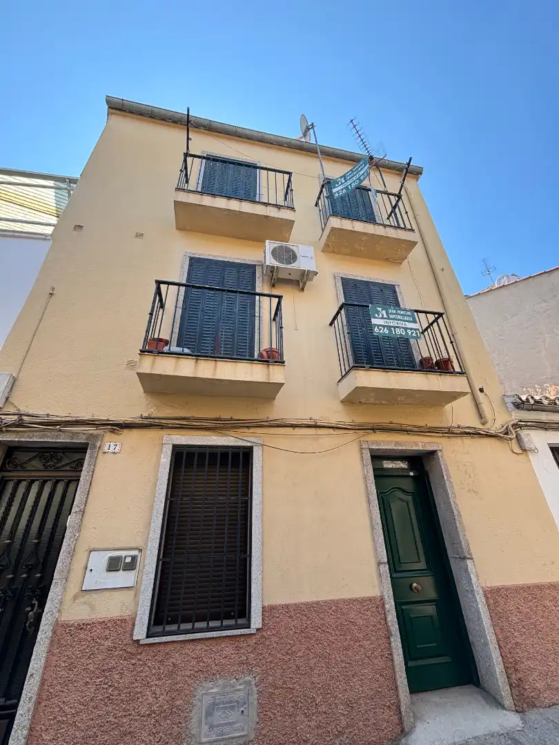 Vista exterior de Casa adosada en venda en Plasencia amb Calefacció i Balcó