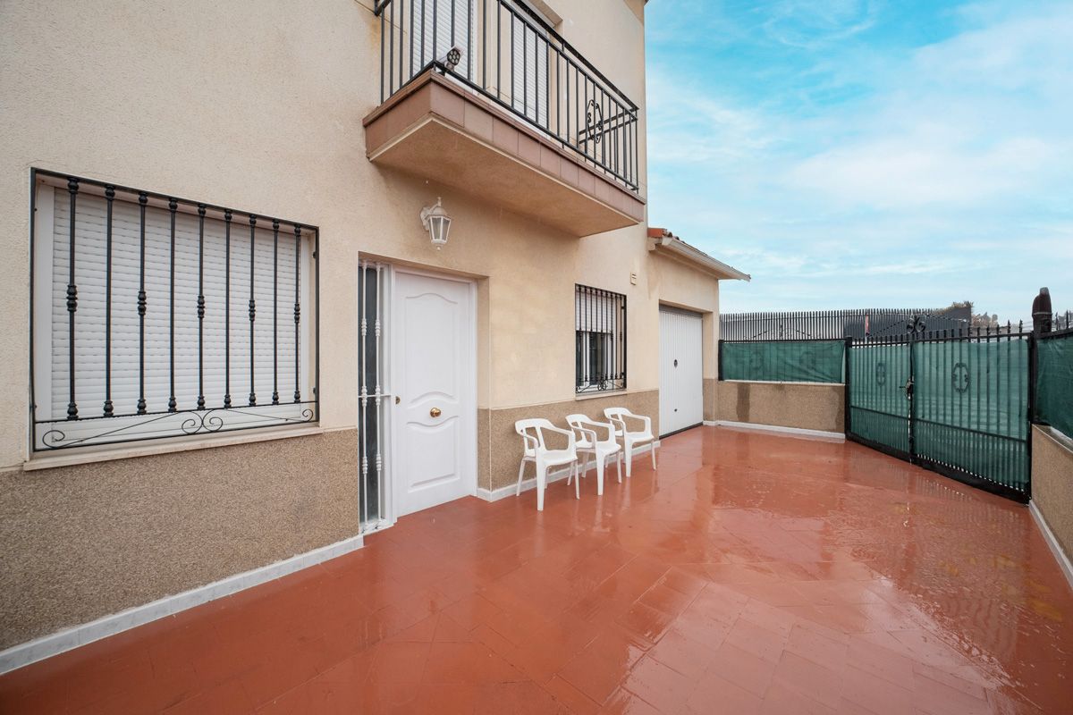 Vista exterior de Casa adosada en venda en Illescas amb Jardí privat i Terrassa