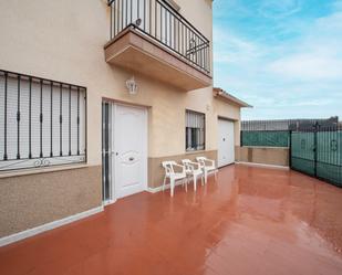 Vista exterior de Casa adosada en venda en Illescas amb Jardí privat i Terrassa