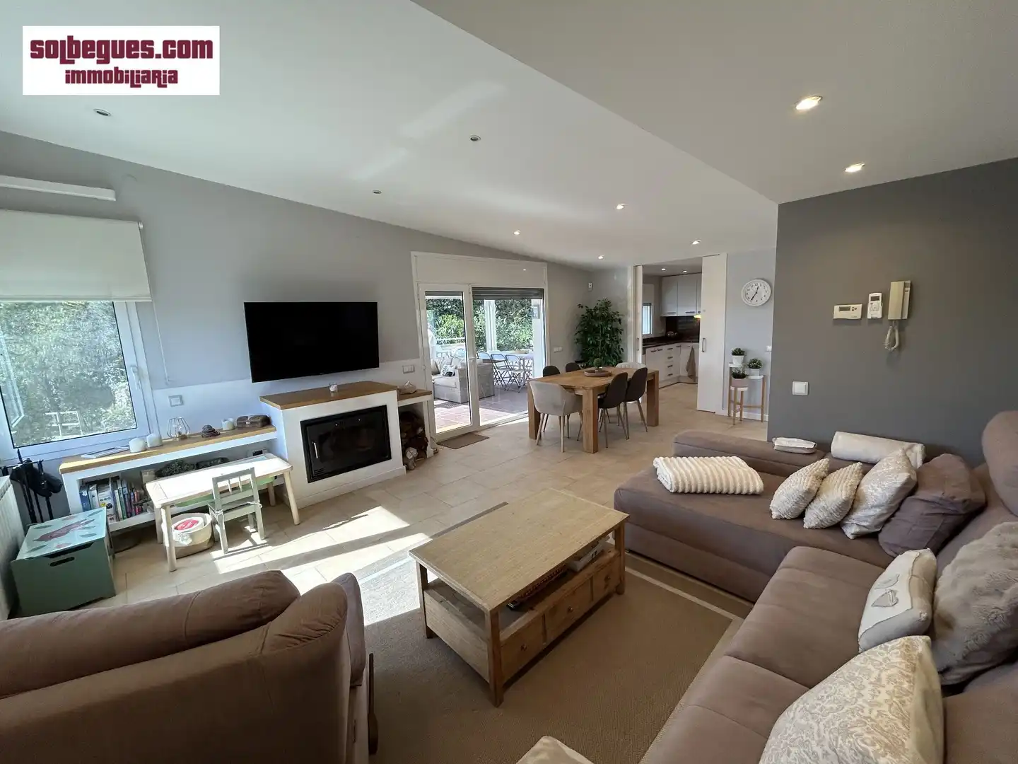 Sala de estar de Casa o chalet en venta en Begues con Aire acondicionado, Calefacción y Jardín privado