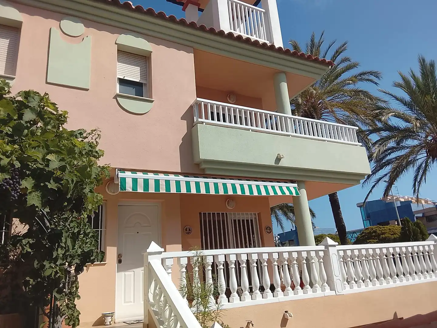 Vista exterior de Casa adosada en venda en La Manga del Mar Menor amb Aire condicionat, Calefacció i Jardí privat