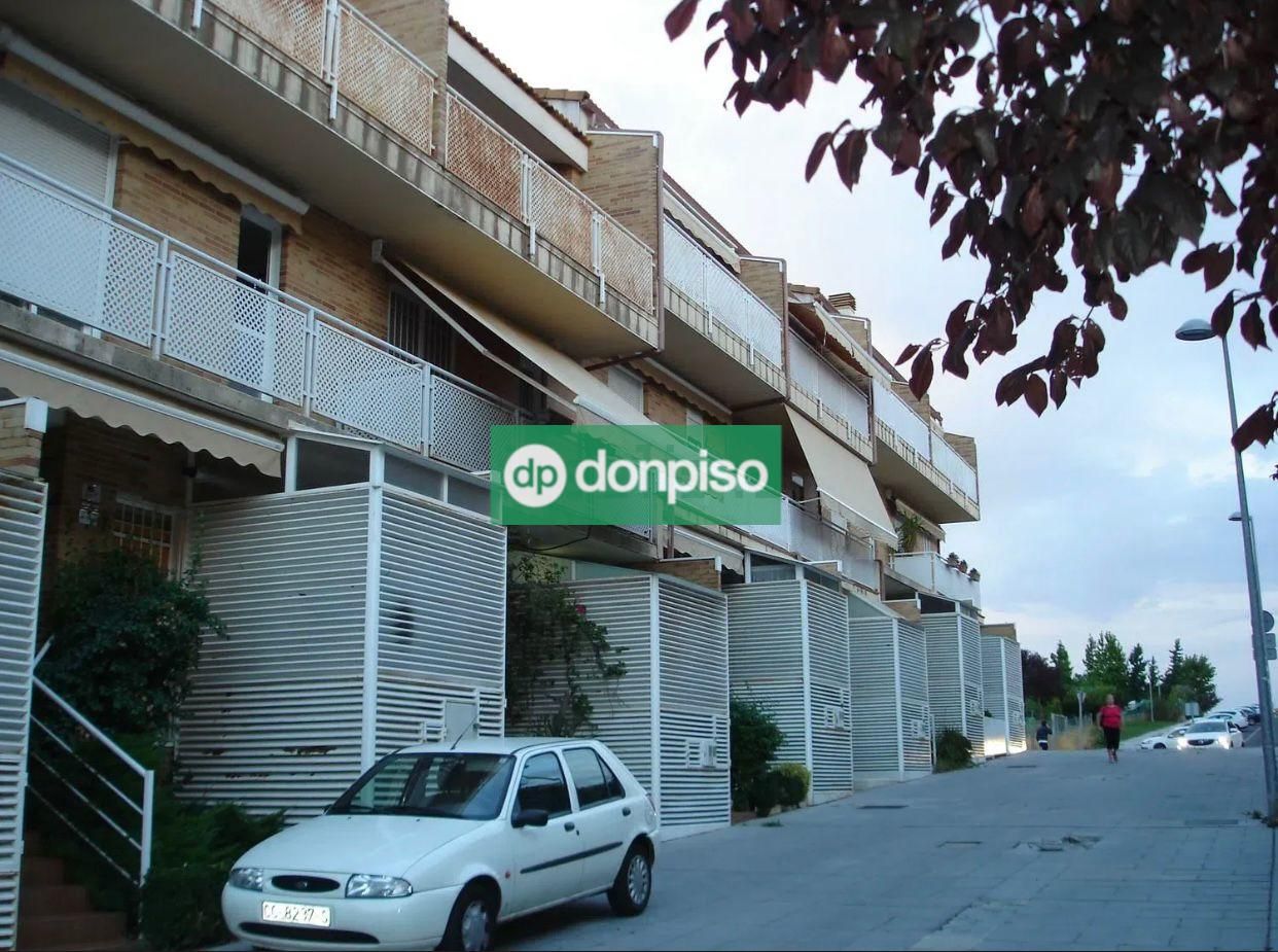 Exterior view of Single-family semi-detached for sale in Cáceres Capital  with Air Conditioner, Heating and Private garden