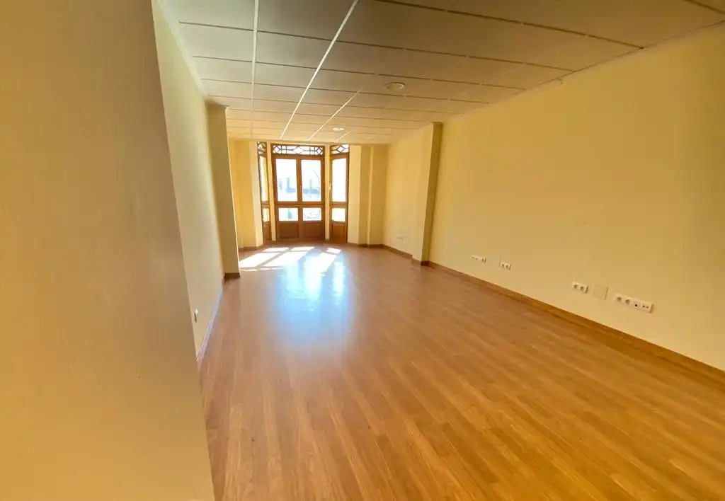 Büro zur Miete in La Bañeza  mit Heizung, Balkon und Internet