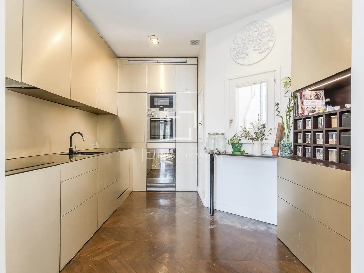 Küche von Wohnung zum Verkauf in Barcelona mit Klimaanlage, Parkett und Terrasse