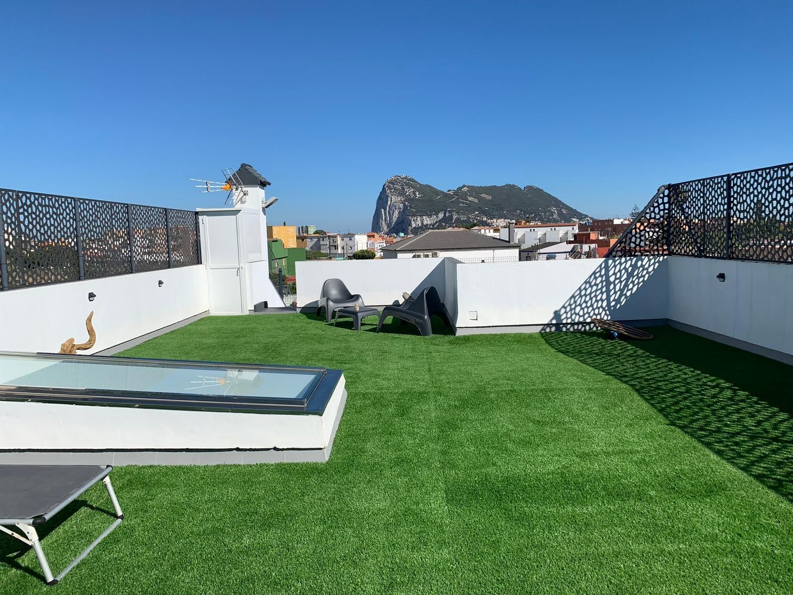 Terrassa de Casa adosada en venda en La Línea de la Concepción amb Jardí privat, Terrassa i Traster